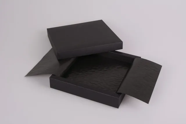pawi-pralinen-premium-black-schachtel-16er-schwarz image 1