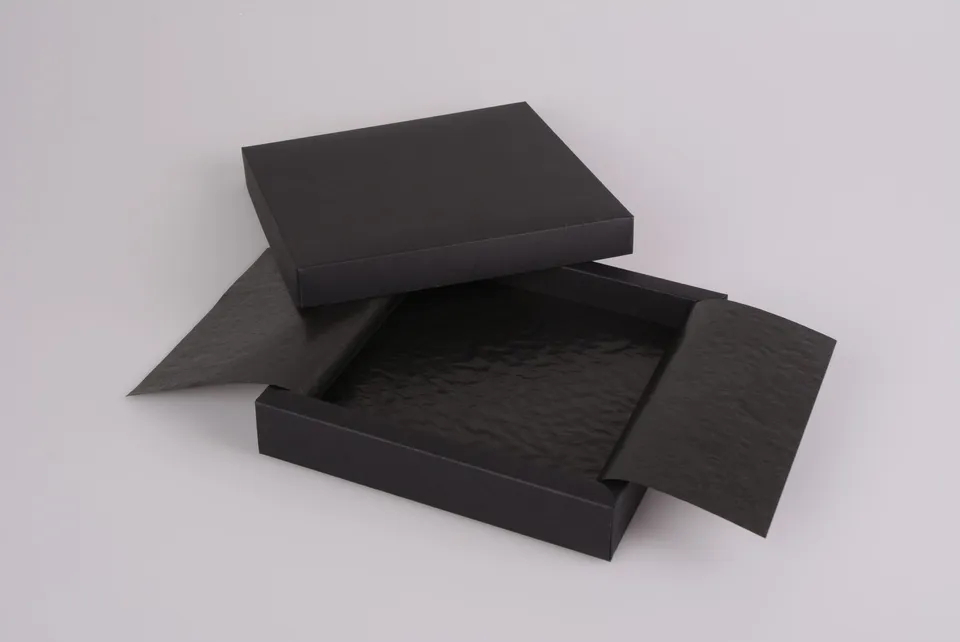 pawi-pralinen-premium-black-schachtel-16er-schwarz image 1