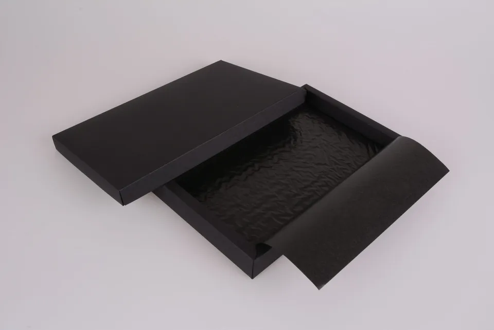 pawi-pralinen-premium-black-28er-pralinenschachtel image 1