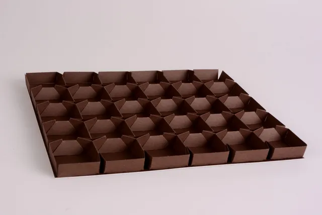 pawi-pralinenlinie-premium-multiflex-einlage-braun-30er-pralineneinlage image 1